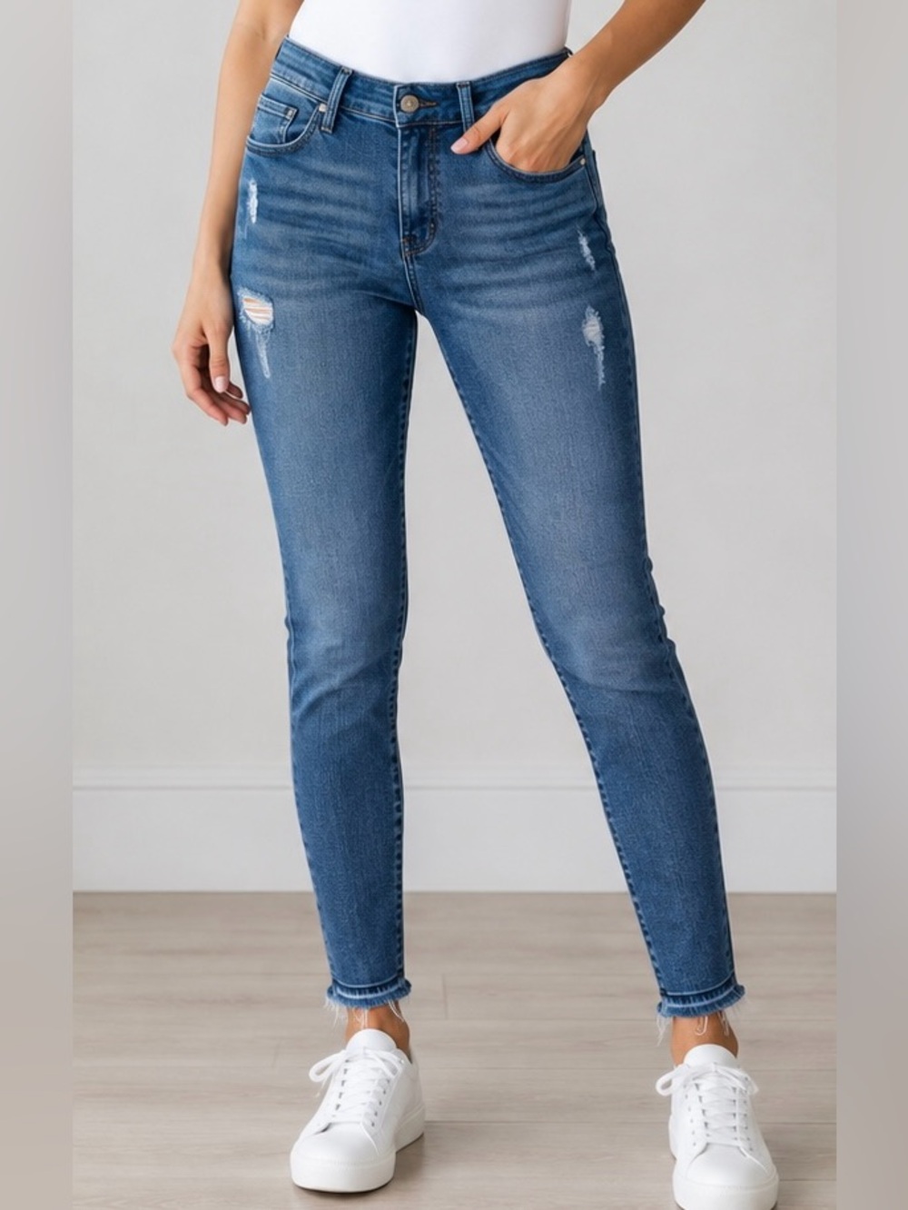 White House Black Market Distressed Skinny Jeans Size 4
